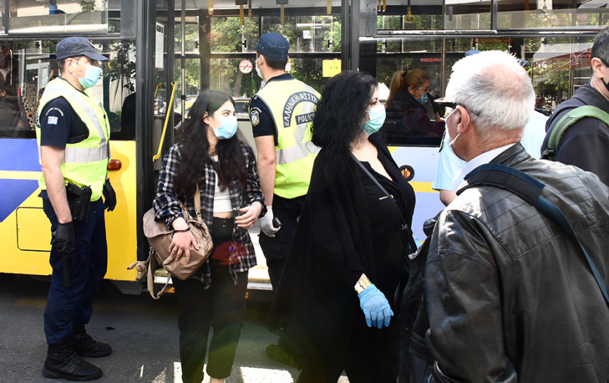 Πρεμιέρα για την άρση των μέτρων - Με μάσκες και από απόσταση οι Έλληνες