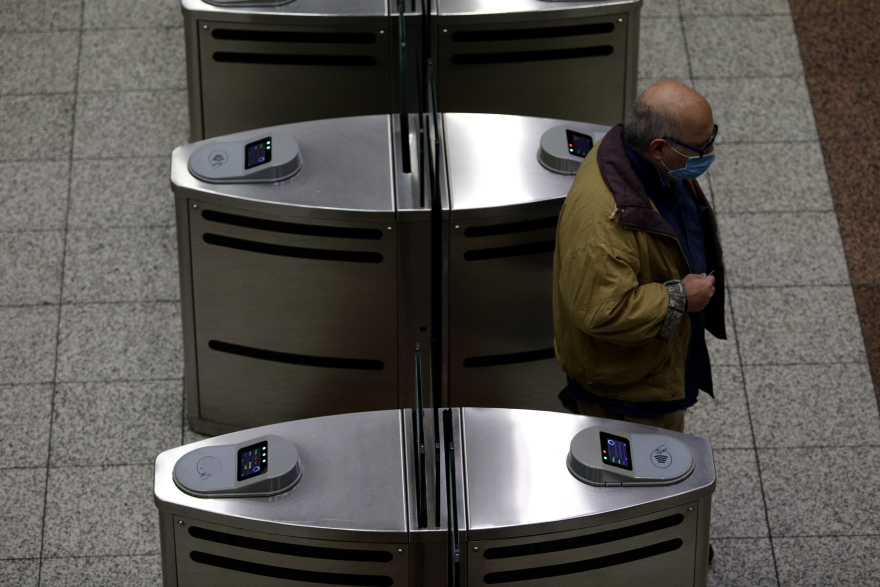 Μέσα Μεταφοράς -κορωνοϊός: Με μάσκα και κενά καθίσματα - Ανά 6 λεπτά οι συρμοί του μετρό