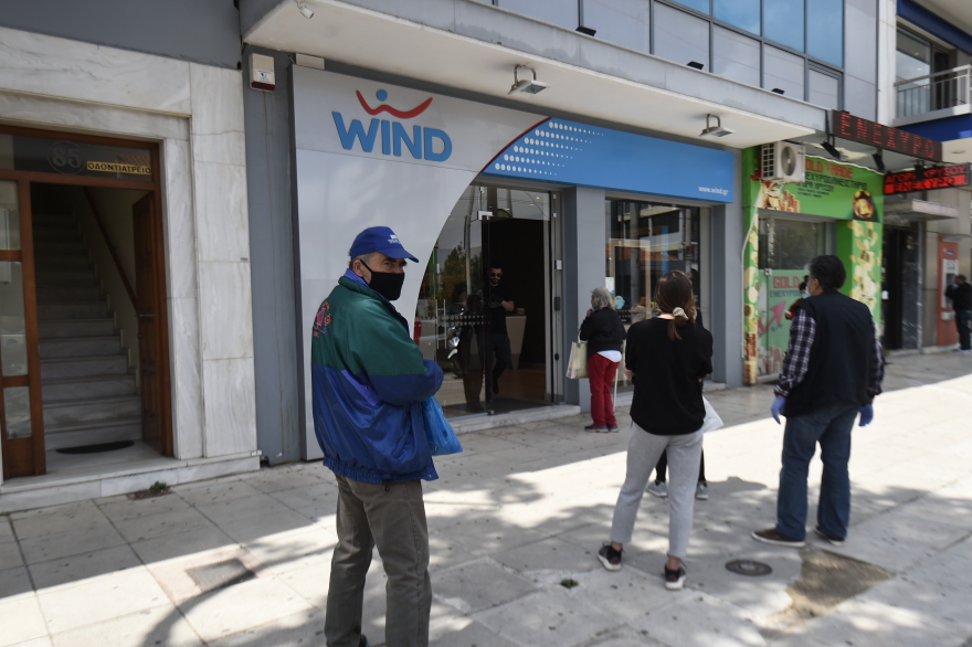 Πρεμιέρα για την άρση των μέτρων - Με μάσκες και από απόσταση οι Έλληνες