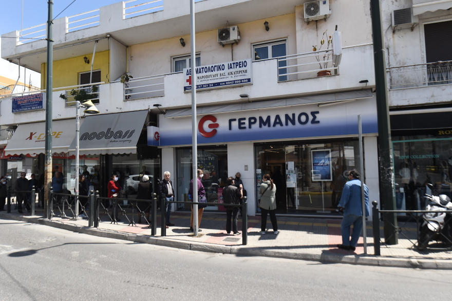 Πρεμιέρα για την άρση των μέτρων - Με μάσκες και από απόσταση οι Έλληνες