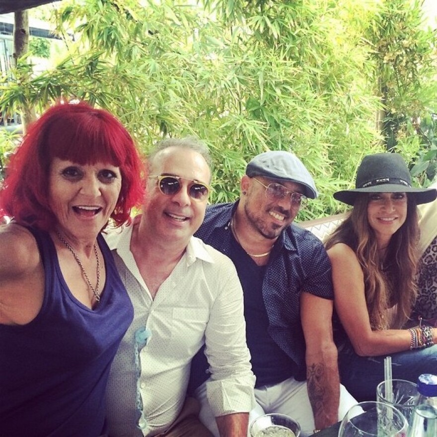 Φώτης Σεργουλόπουλος: Η ιστορία έρωτα (και αναρχίας) του πρώτου Έλληνα παρουσιαστή που έκανε «coming out»