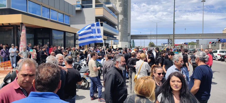 Κρήτη: Συγκέντρωση στη Σούδα κατά της φιλοξενίας προσφύγων από τη Λιβύη