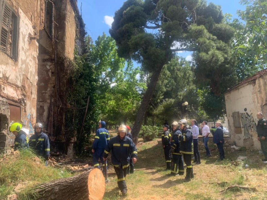 Υπό έλεγχο η φωτιά στην παλιά βίλα Κλωναρίδη στην Πατησίων 