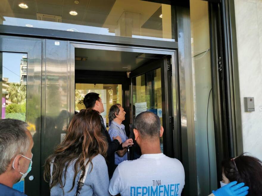 Άρση μέτρων: Τεράστιες ουρές σε τράπεζες και καταστήματα -  Μεγάλη αναμονή και ένταση 