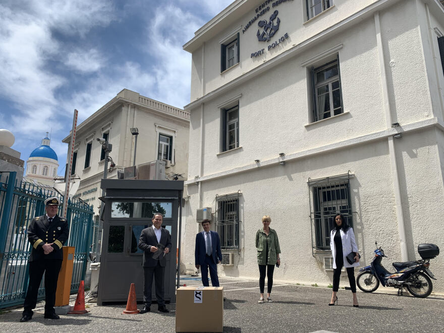 Δωρεά διαφανών προσωπίδων υψηλής προστασίας στο Κεντρικό Λιμεναρχείο Πειραιά