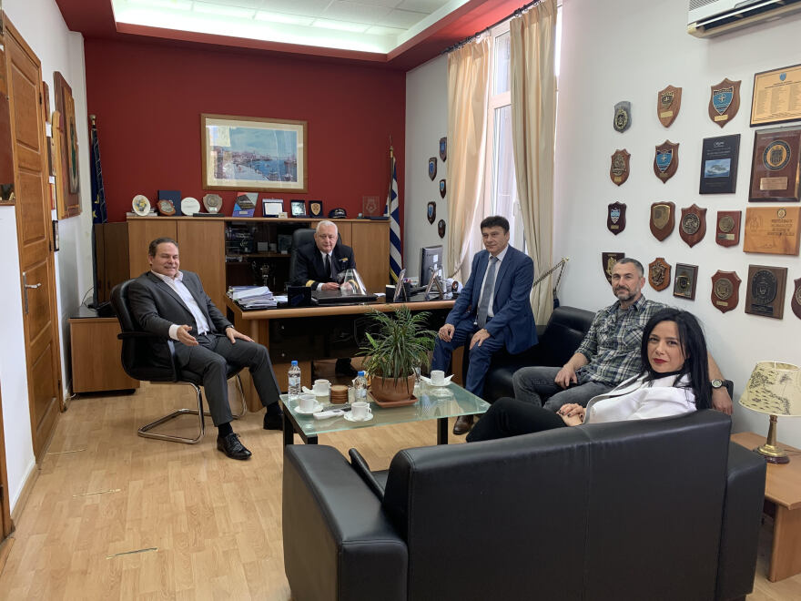 Δωρεά διαφανών προσωπίδων υψηλής προστασίας στο Κεντρικό Λιμεναρχείο Πειραιά