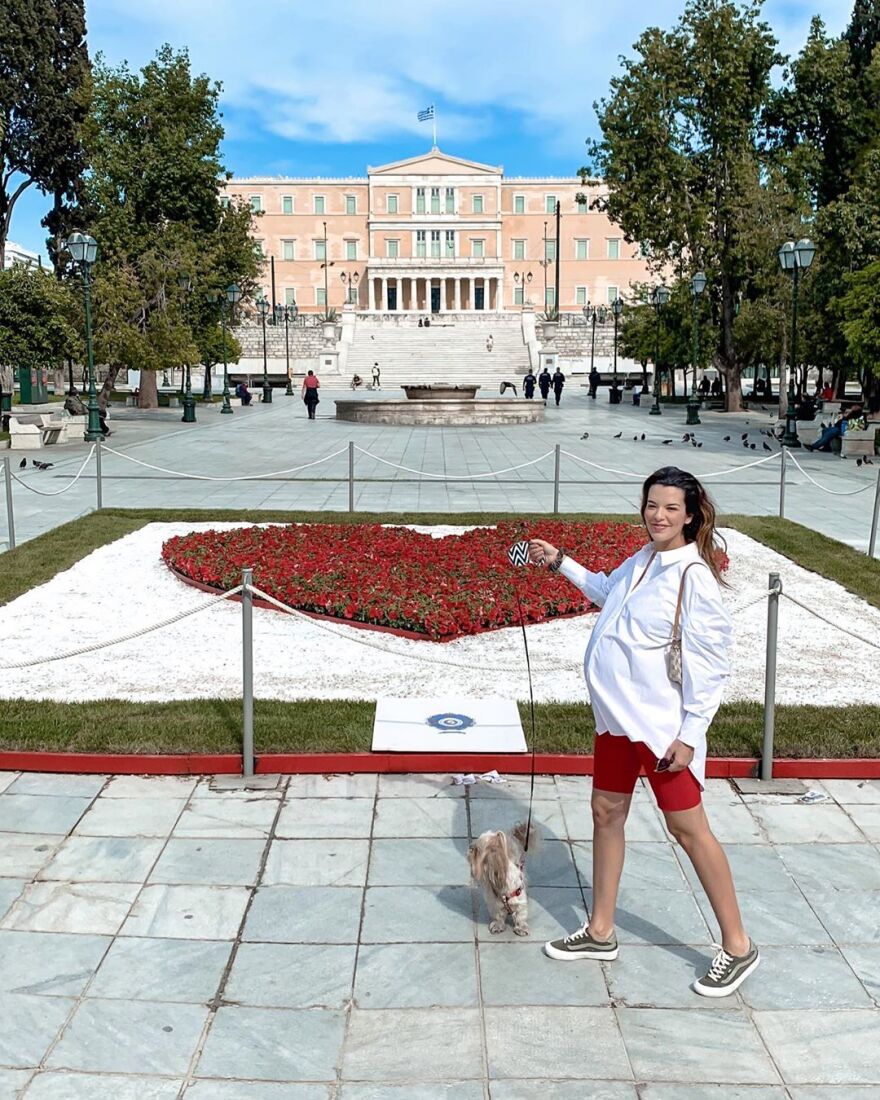 Νικολέττα Ράλλη: Ποζάρει στον έβδομο μήνα της εγκυμοσύνης της, στο Σύνταγμα