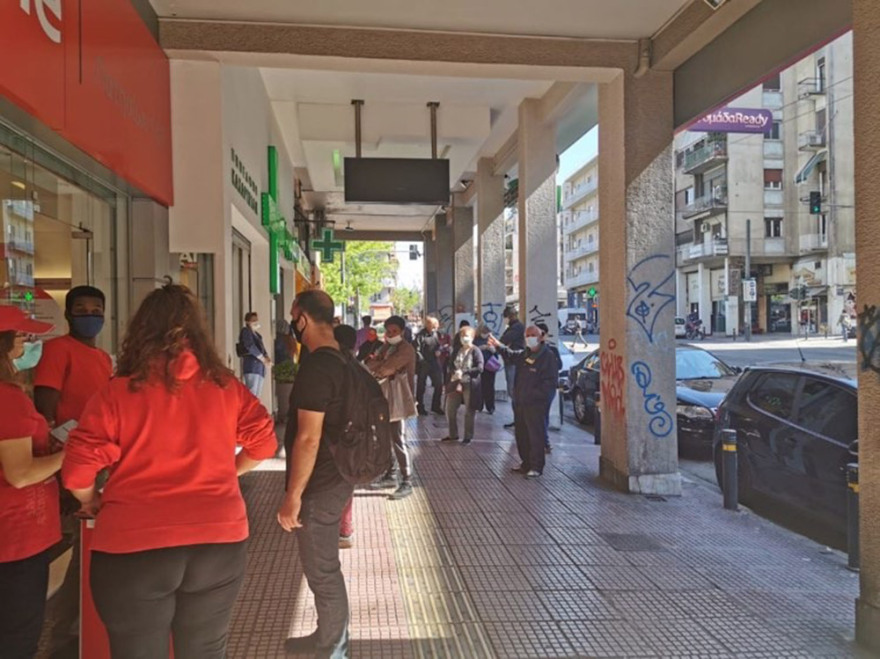 Άρση μέτρων: Τεράστιες ουρές σε τράπεζες και καταστήματα -  Μεγάλη αναμονή και ένταση 