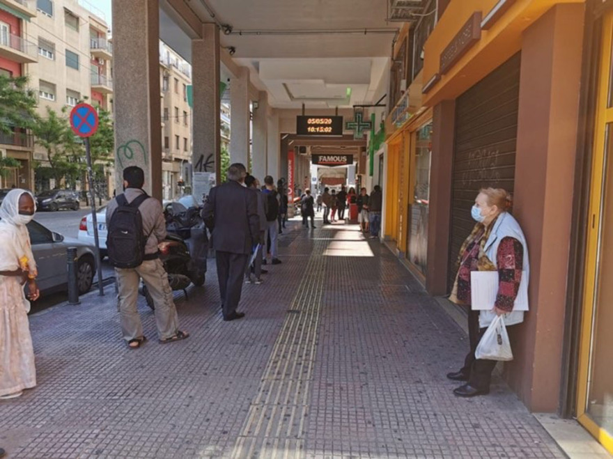 Άρση μέτρων: Τεράστιες ουρές σε τράπεζες και καταστήματα -  Μεγάλη αναμονή και ένταση 