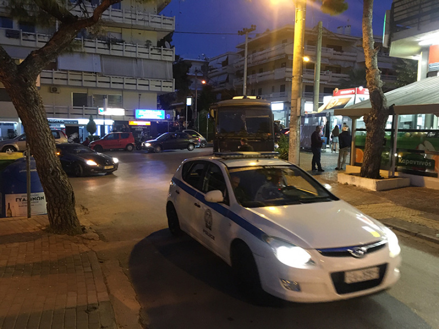 Αγία Παρασκευή: Νύχτα έντασης στην πλατεία - Συγκέντρωση παρά την απαγόρευση