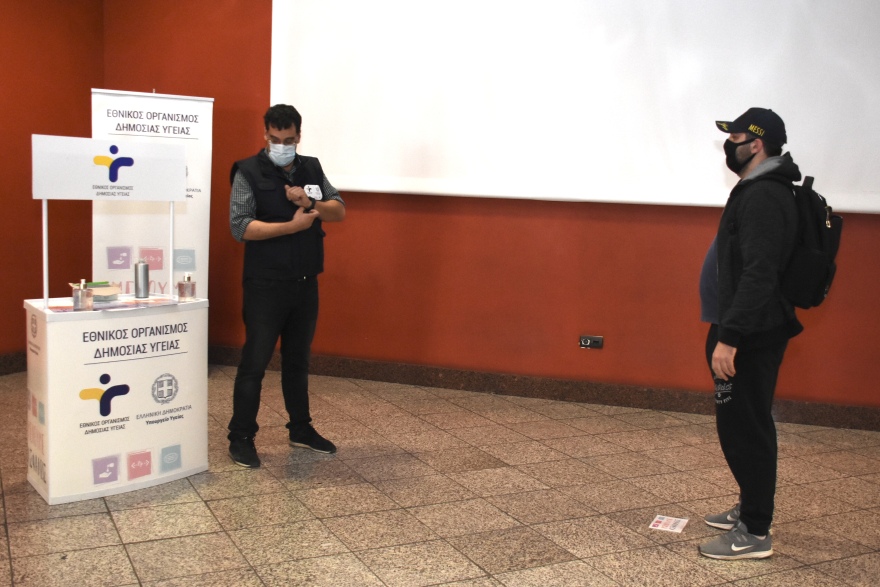 Άρση μέτρων: Κλιμάκιο του ΕΟΔΥ στο μετρό του Συντάγματος για ενημέρωση των πολιτών 