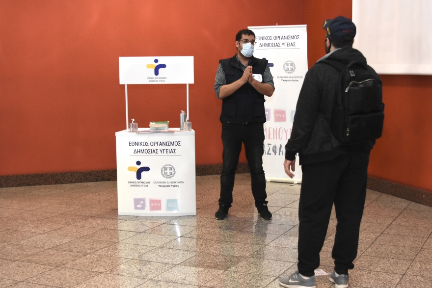 Άρση μέτρων: Κλιμάκιο του ΕΟΔΥ στο μετρό του Συντάγματος για ενημέρωση των πολιτών 