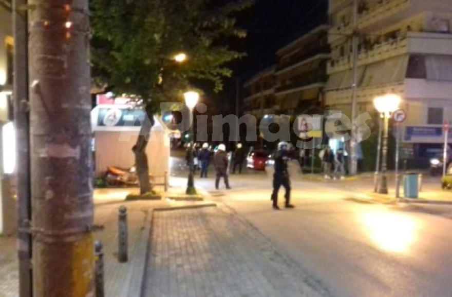 Επεισόδια στην Αγία Παρασκευή μεταξύ 300 νεαρών και αστυνομίας για... μία μπύρα