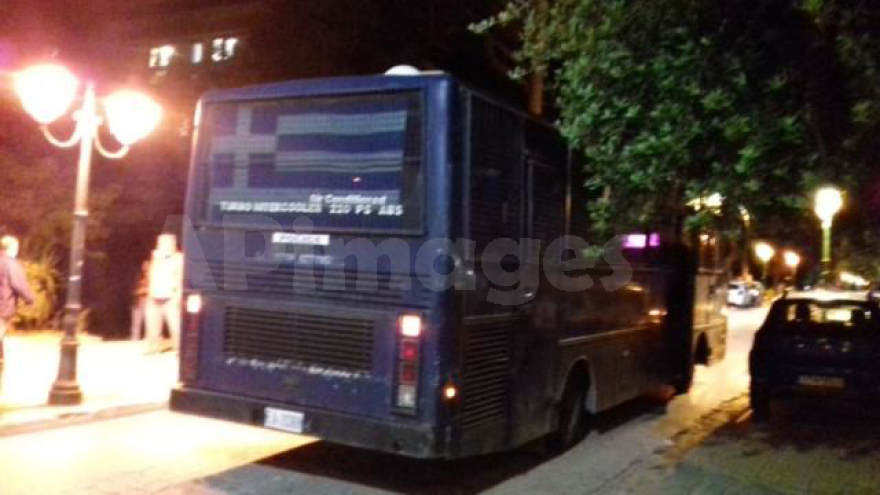 Επεισόδια στην Αγία Παρασκευή μεταξύ 300 νεαρών και αστυνομίας για... μία μπύρα