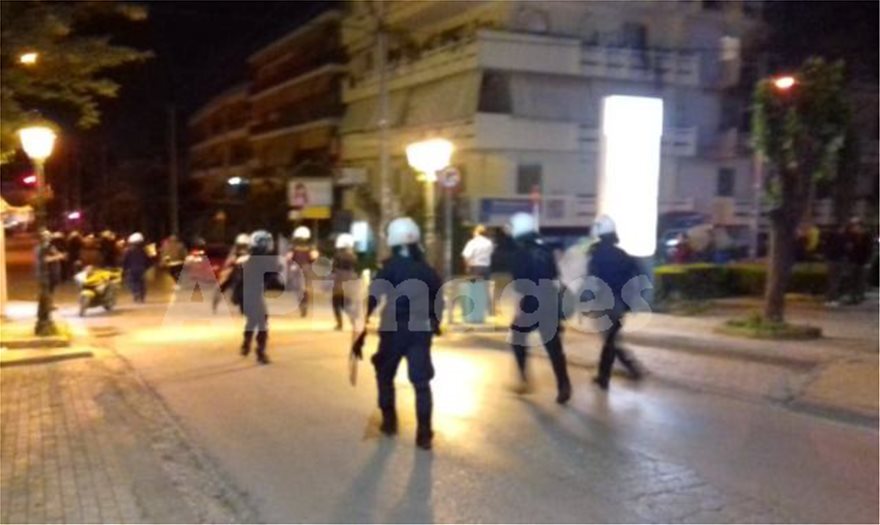 Επεισόδια στην Αγία Παρασκευή μεταξύ 300 νεαρών και αστυνομίας για... μία μπύρα