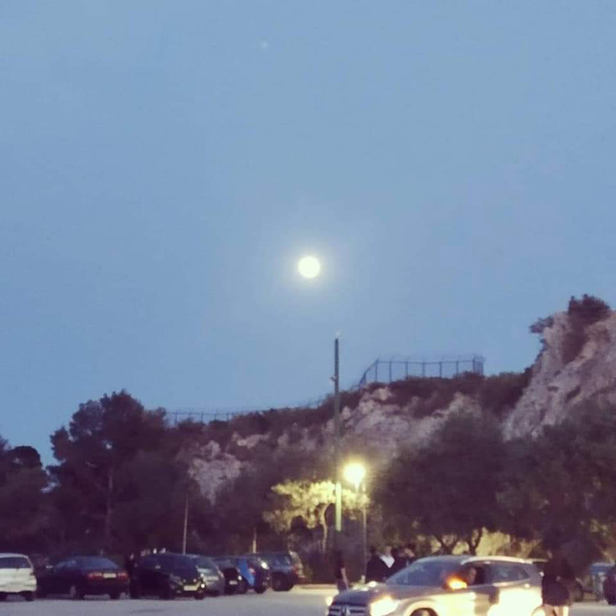 Απίστευτες εικόνες: «Πλημμύρισαν» από κόσμο ο Λυκαβηττός και η πλατεία Βαρνάβα στο Παγκράτι