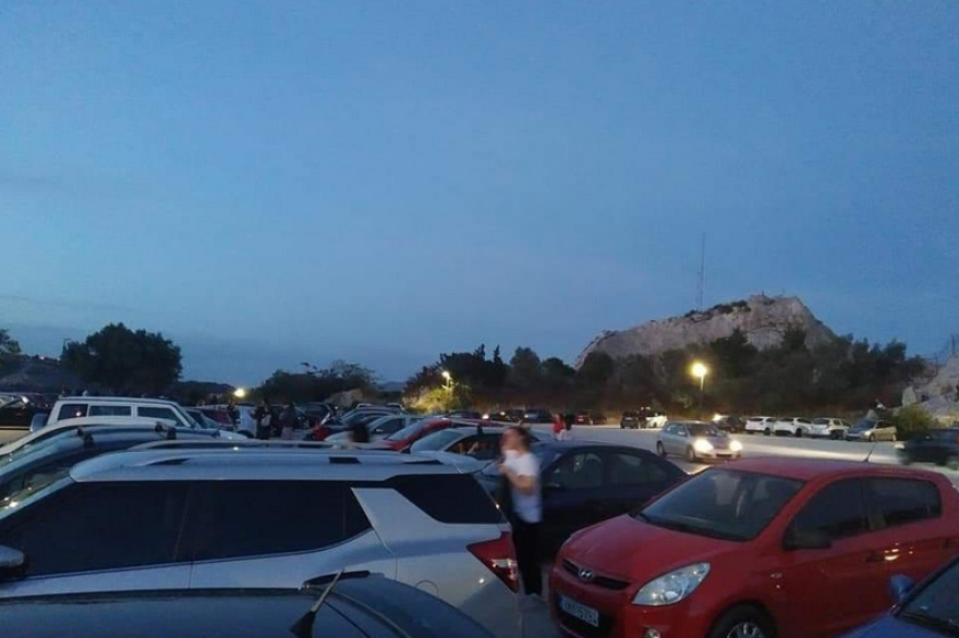 Απίστευτες εικόνες: «Πλημμύρισαν» από κόσμο ο Λυκαβηττός και η πλατεία Βαρνάβα στο Παγκράτι