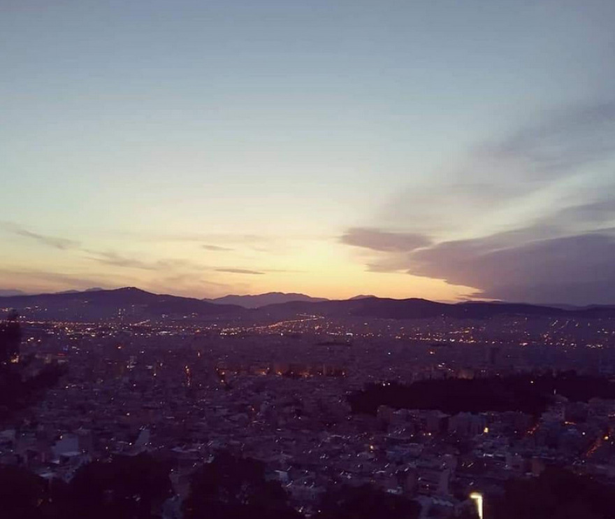 Απίστευτες εικόνες: «Πλημμύρισαν» από κόσμο ο Λυκαβηττός και η πλατεία Βαρνάβα στο Παγκράτι