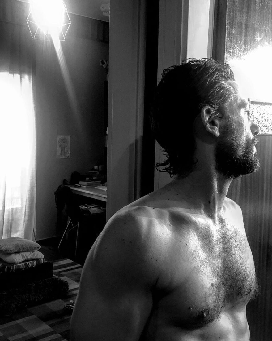 Η Ρούλα Ρέβη φωτογραφίζει τον Αποστόλη Τότσικα πιο... σέξι από ποτέ