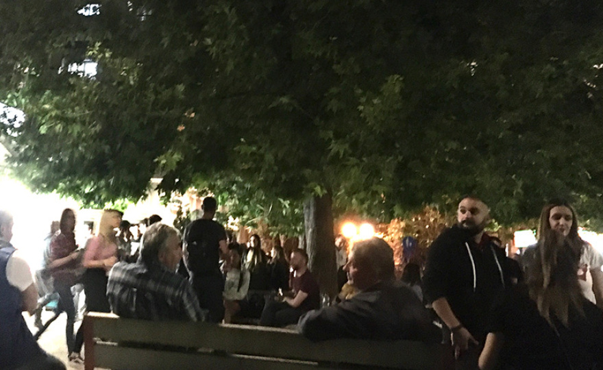 Απίστευτες εικόνες: «Πλημμύρισαν» από κόσμο ο Λυκαβηττός και η πλατεία Βαρνάβα στο Παγκράτι