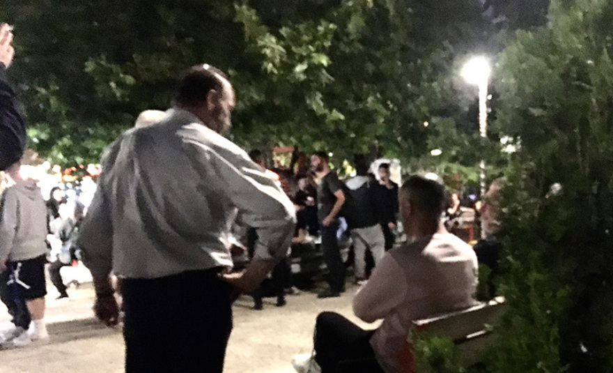 Απίστευτες εικόνες: «Πλημμύρισαν» από κόσμο ο Λυκαβηττός και η πλατεία Βαρνάβα στο Παγκράτι