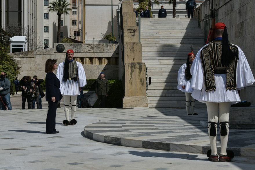 Τι απαντά η «Καθημερινή» στις αντιδράσεις για το δημοσίευμα για τους «εύζωνες με τα μίνι»