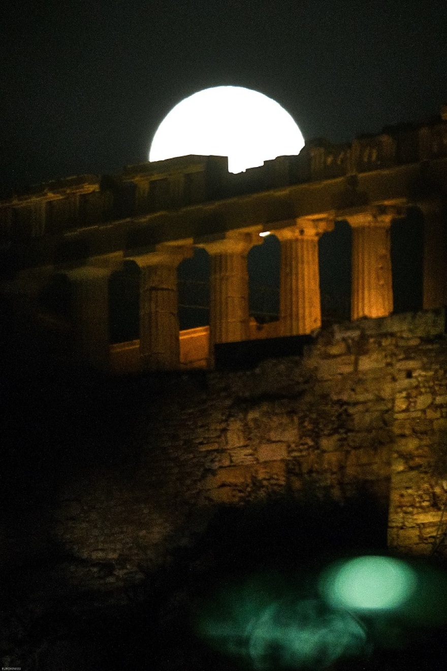 Εντυπωσιακές εικόνες: «Μαγεύει» η τελευταία υπερπανσέληνος του 2020