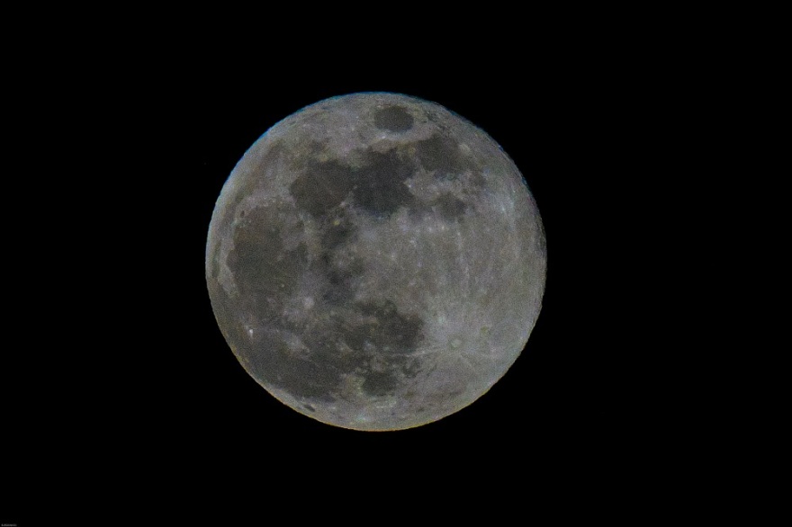 Εντυπωσιακές εικόνες: «Μαγεύει» η τελευταία υπερπανσέληνος του 2020