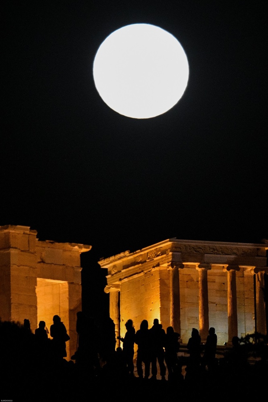 Εντυπωσιακές εικόνες: «Μαγεύει» η τελευταία υπερπανσέληνος του 2020