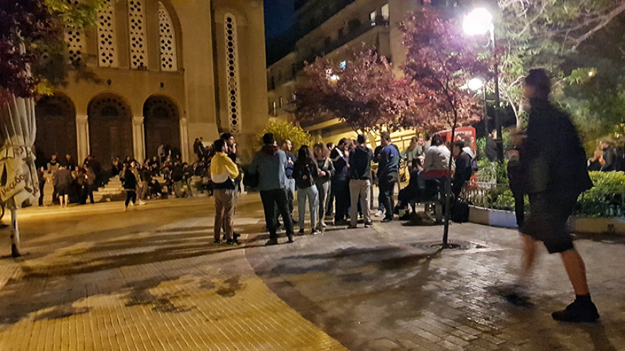 Πάρτι στις πλατείες: «Ανταρτοπόλεμος» τις νύχτες - Η παγίδα που κρύβει ο συνωστισμός