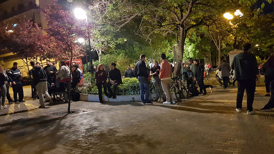 Πάρτι στις πλατείες: «Ανταρτοπόλεμος» τις νύχτες - Η παγίδα που κρύβει ο συνωστισμός