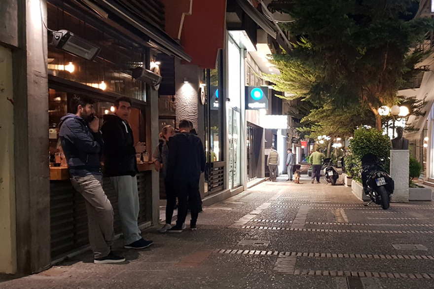 Πάρτι στις πλατείες: «Ανταρτοπόλεμος» τις νύχτες - Η παγίδα που κρύβει ο συνωστισμός