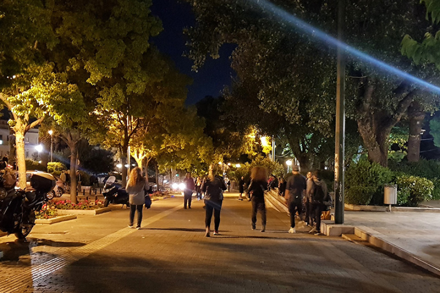 Πάρτι στις πλατείες: «Ανταρτοπόλεμος» τις νύχτες - Η παγίδα που κρύβει ο συνωστισμός