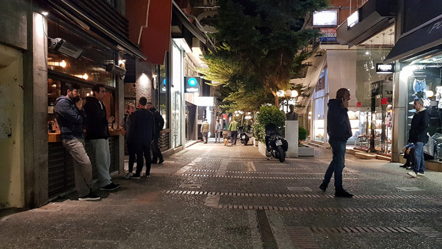 Πάρτι στις πλατείες: «Ανταρτοπόλεμος» τις νύχτες - Η παγίδα που κρύβει ο συνωστισμός