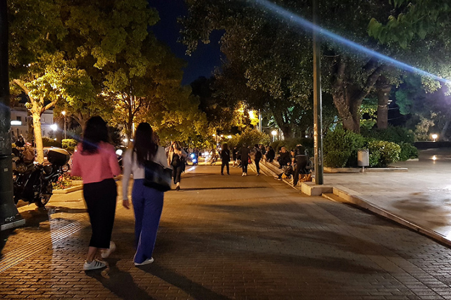 Πάρτι στις πλατείες: «Ανταρτοπόλεμος» τις νύχτες - Η παγίδα που κρύβει ο συνωστισμός