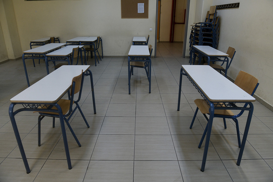 Σχολεία: Θα ανοίξουν με 15 μαθητές ανά τάξη, αποστάσεις 1,5 μέτρου και... μεμβράνη στους υπολογιστές
