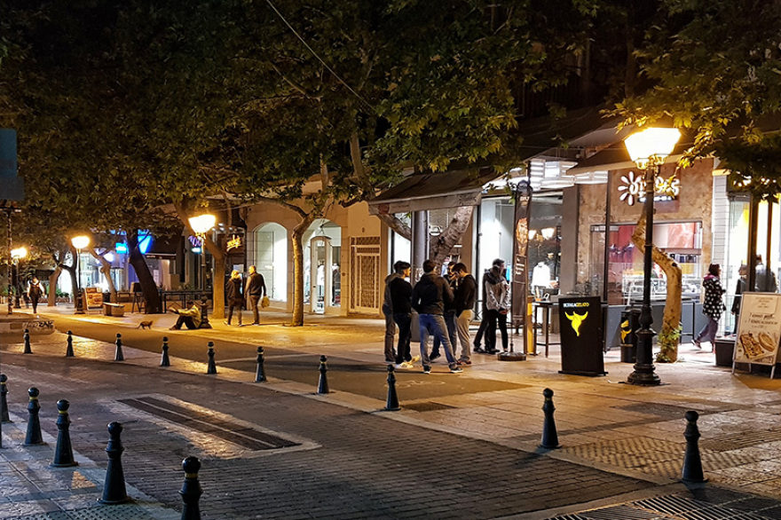 Πάρτι στις πλατείες: «Ανταρτοπόλεμος» τις νύχτες - Η παγίδα που κρύβει ο συνωστισμός