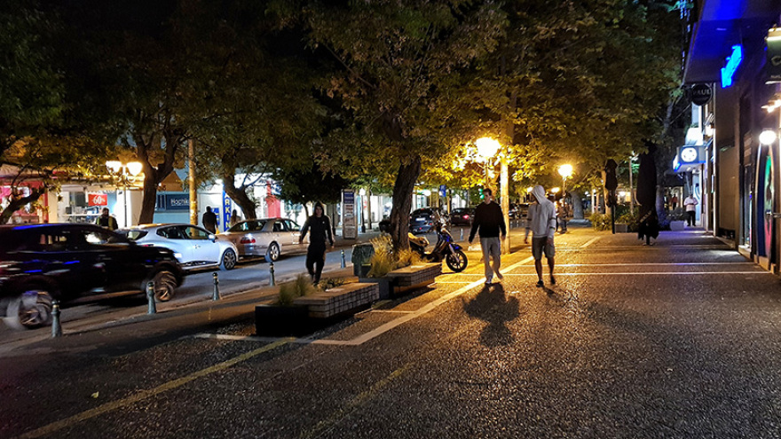 Πάρτι στις πλατείες: «Ανταρτοπόλεμος» τις νύχτες - Η παγίδα που κρύβει ο συνωστισμός