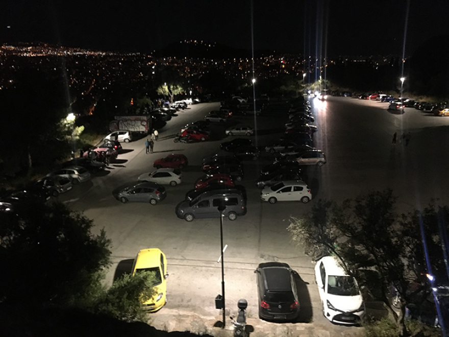 Πάρτι στις πλατείες: «Ανταρτοπόλεμος» τις νύχτες - Η παγίδα που κρύβει ο συνωστισμός