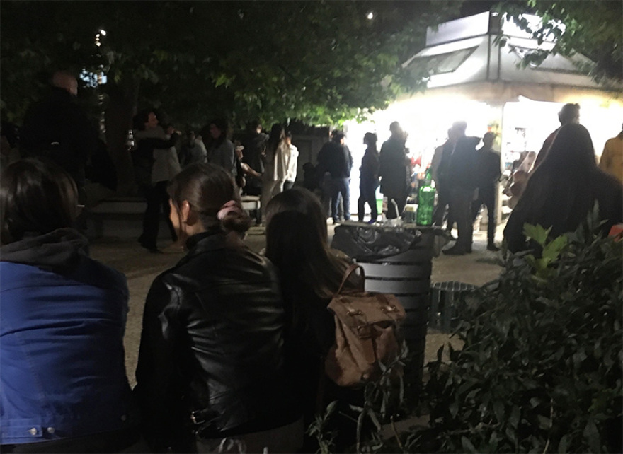 Πάρτι στις πλατείες: «Ανταρτοπόλεμος» τις νύχτες - Η παγίδα που κρύβει ο συνωστισμός