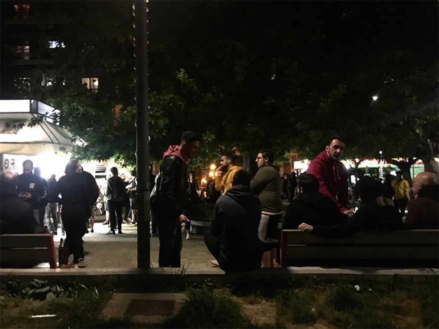 Πάρτι στις πλατείες: «Ανταρτοπόλεμος» τις νύχτες - Η παγίδα που κρύβει ο συνωστισμός