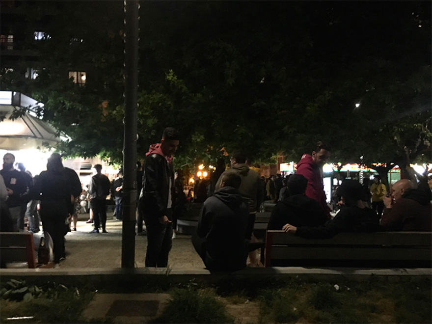 Πάρτι στις πλατείες: «Ανταρτοπόλεμος» τις νύχτες - Η παγίδα που κρύβει ο συνωστισμός