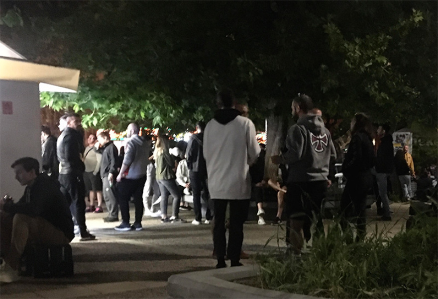 Πάρτι στις πλατείες: «Ανταρτοπόλεμος» τις νύχτες - Η παγίδα που κρύβει ο συνωστισμός