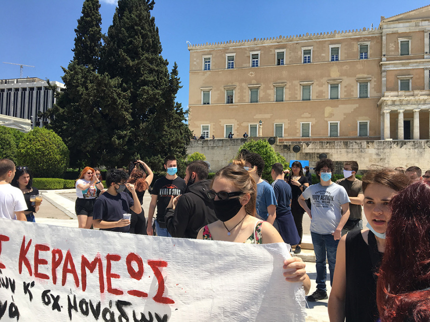 Συγκέντρωση εκπαιδευτικών έξω από τη Βουλή: Τα δικαιώματά μας δεν μπαίνουν σε καραντίνα
