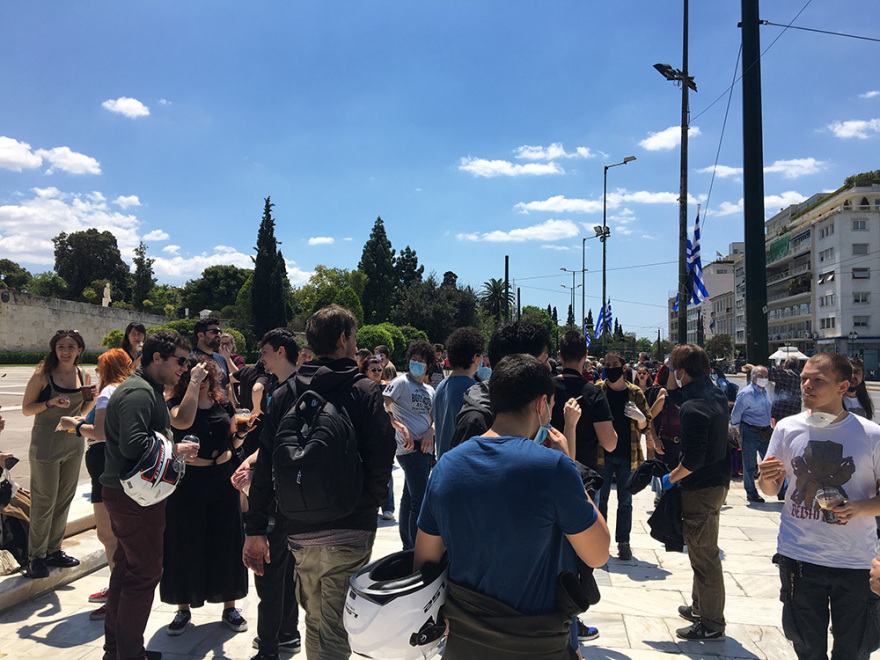 Συγκέντρωση εκπαιδευτικών έξω από τη Βουλή: Τα δικαιώματά μας δεν μπαίνουν σε καραντίνα