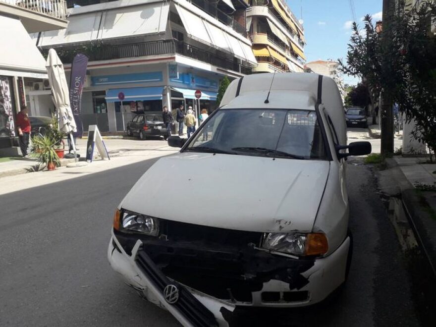 Λαμία: Αυτοκίνητο «μπούκαρε» σε πρακτορείο του ΟΠΑΠ (φωτο)