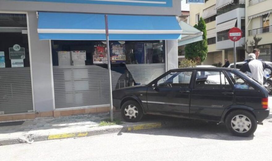 Λαμία: Αυτοκίνητο «μπούκαρε» σε πρακτορείο του ΟΠΑΠ (φωτο)