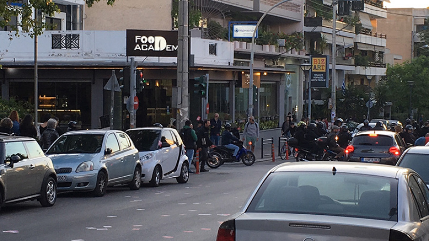 Σε Κυψέλη και Παγκράτι συνεχίστηκε η «μάχη» της πλατείας - Δείτε βίντεο και φωτογραφίες