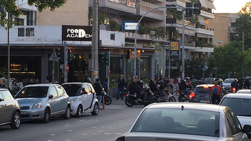 Σε Κυψέλη και Παγκράτι συνεχίστηκε η «μάχη» της πλατείας - Δείτε βίντεο και φωτογραφίες