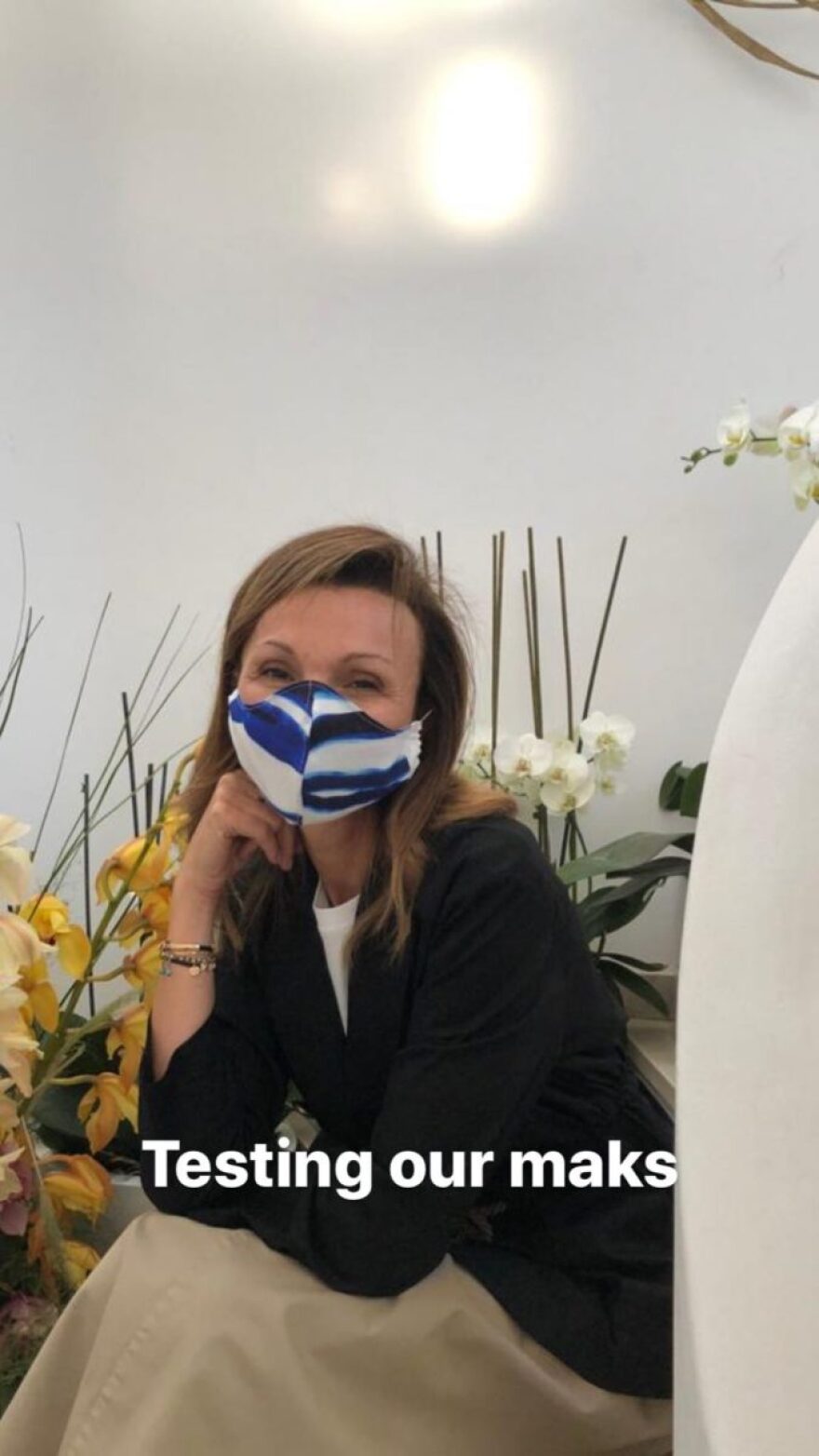 Μαρέβα Μητσοτάκη: Ποζάρει με τις προστατευτικές μάσκες της εταιρείας της